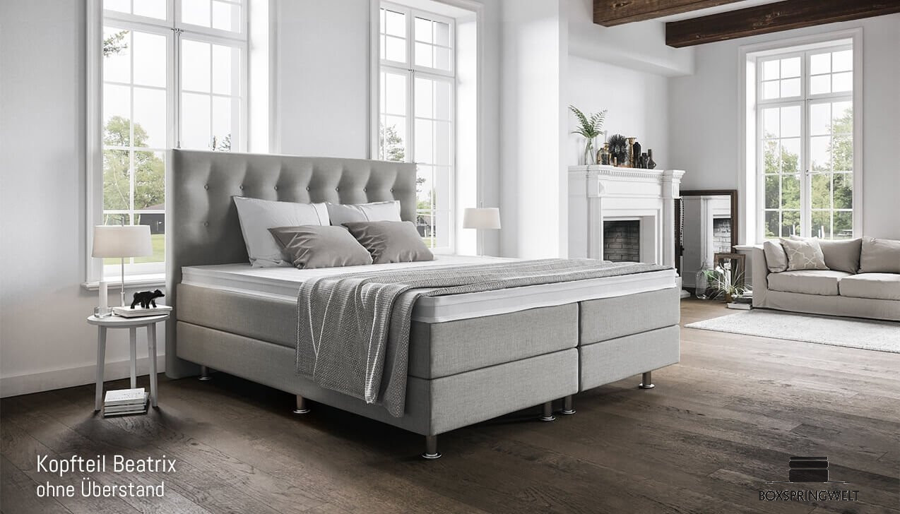 Mit Kopfteil Beatrix ohne Seitenabstand. Runde Chromfüße.