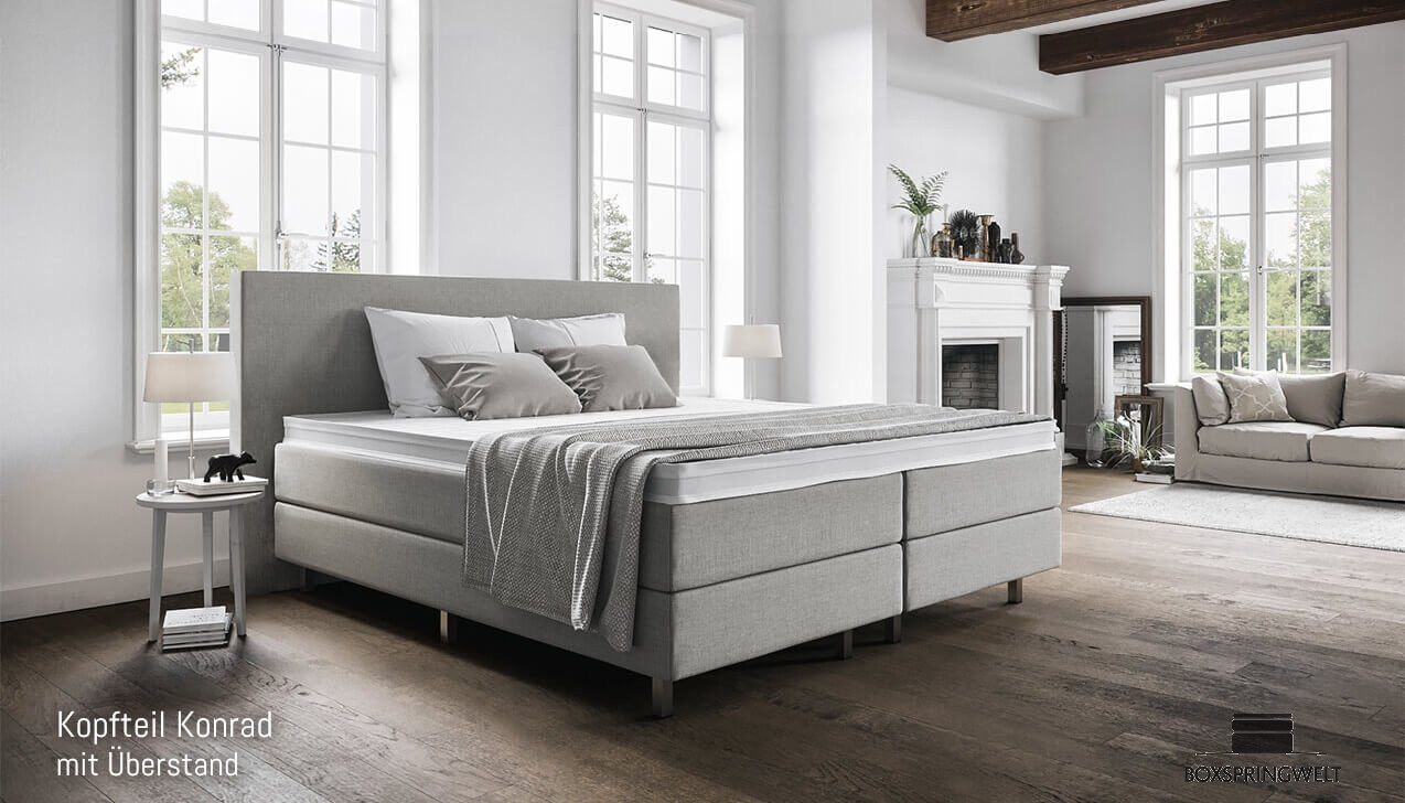 Mit Kopfteil Konrad mit Seitenabstand. Eckige Chromfüße.