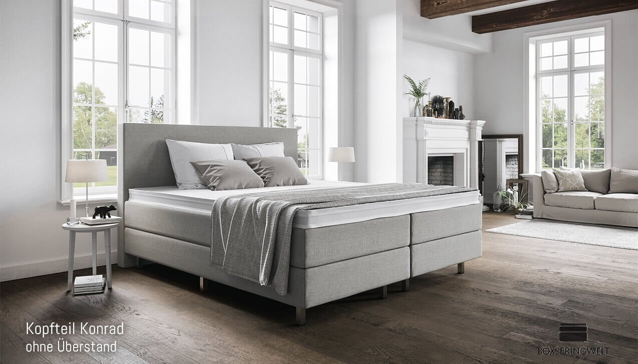 Mit Kopfteil Konrad ohne Seitenabstand. Eckige Chromfüße.