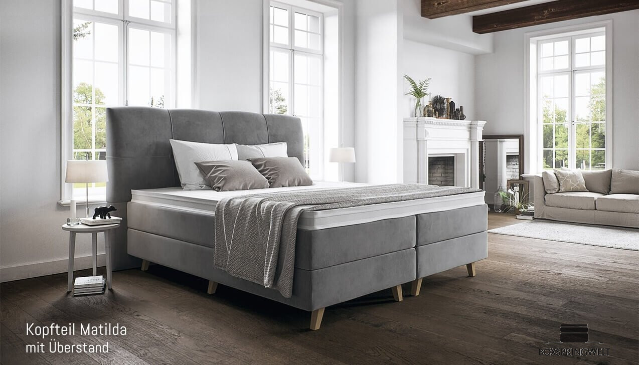 Mit Kopfteil Matilda mit Seitenabstand. Runde Schrägfüße, Buche.