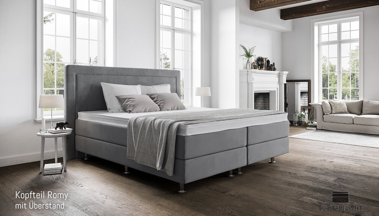 Mit Kopfteil Romy mit Seitenabstand. Runde Chromfüße.